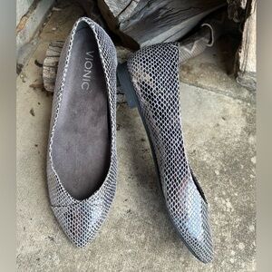 Vionic Silver Flats with Snakeskin Texture Sz-6. F